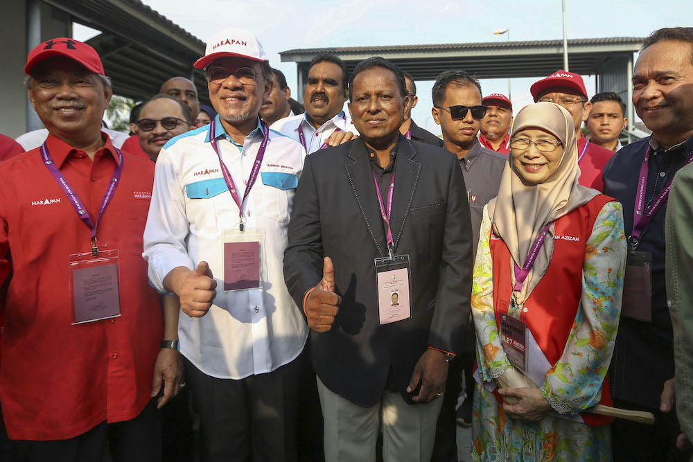 Pakatan Harapan (PH) candidate for the Rantau by-election, Dr S. Streram (centre), is flanked by PH leaders as he arrives at the nomination centre at Sekolah Kebangsaan (C) Bandar Sri Sendayan March 30, 2019. u00e2u20acu201d Picture by Yusof Mat Isa