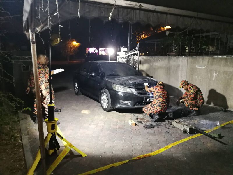 Kereta rasmi  Mohd Asri Zainul Abidin  dibakar di rumahnya di Jalan Persiaran Wawasan pada 5.45 pagi, 22 Mac 2019. u00e2u20acu201d Foto ihsan Facebook/Dr Maza.com