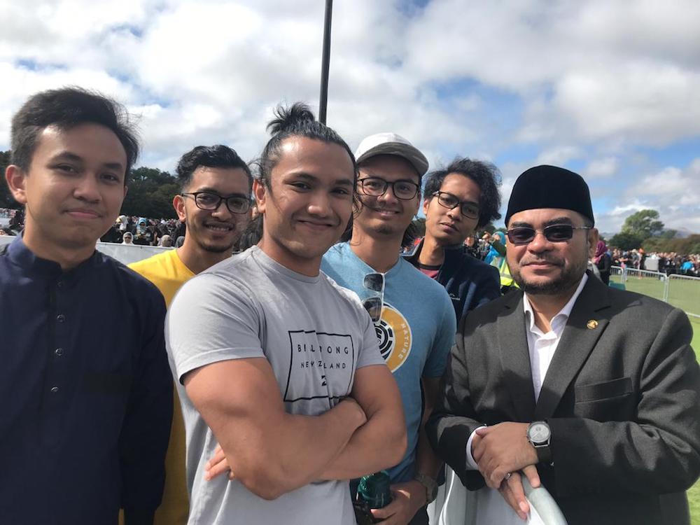 Mujahid poses for pictures with Malaysian students in New Zealand Hagley Park South in Christchurch March 22, 2019. u00e2u20acu201d Picture via Facebook/DrMujahidYusofRawa
