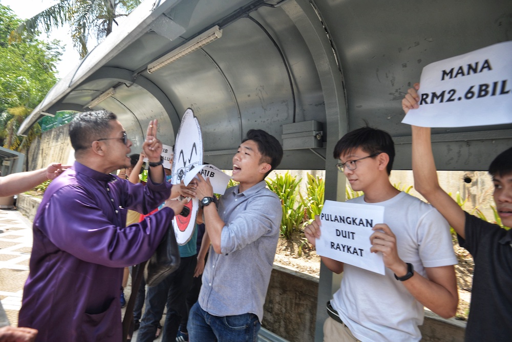 Students protest Datuk Seri Najib Razaku00e2u20acu2122s meet-and-greet session in front of Restoran Amjal near Universiti Malaya in Kuala Lumpur March 22, 2019. u00e2u20acu201d Picture by Shafwan Zaidon