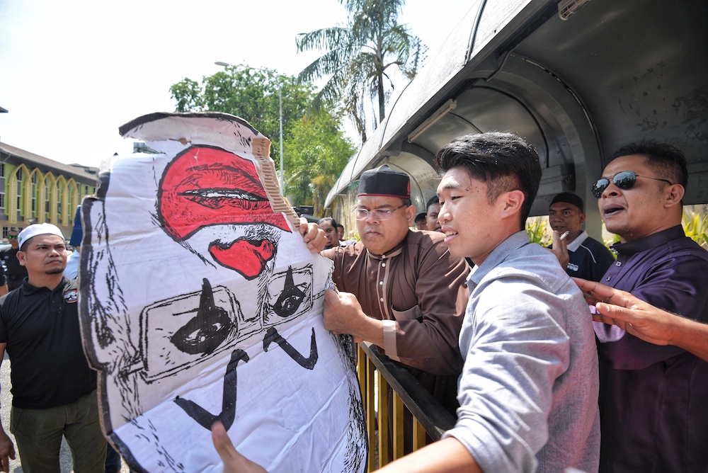 Students protest Datuk Seri Najib Razaku00e2u20acu2122s meet-and-greet session in front of Restoran Amjal near Universiti Malaya in Kuala Lumpur March 22, 2019. u00e2u20acu201d Picture by Shafwan Zaidon