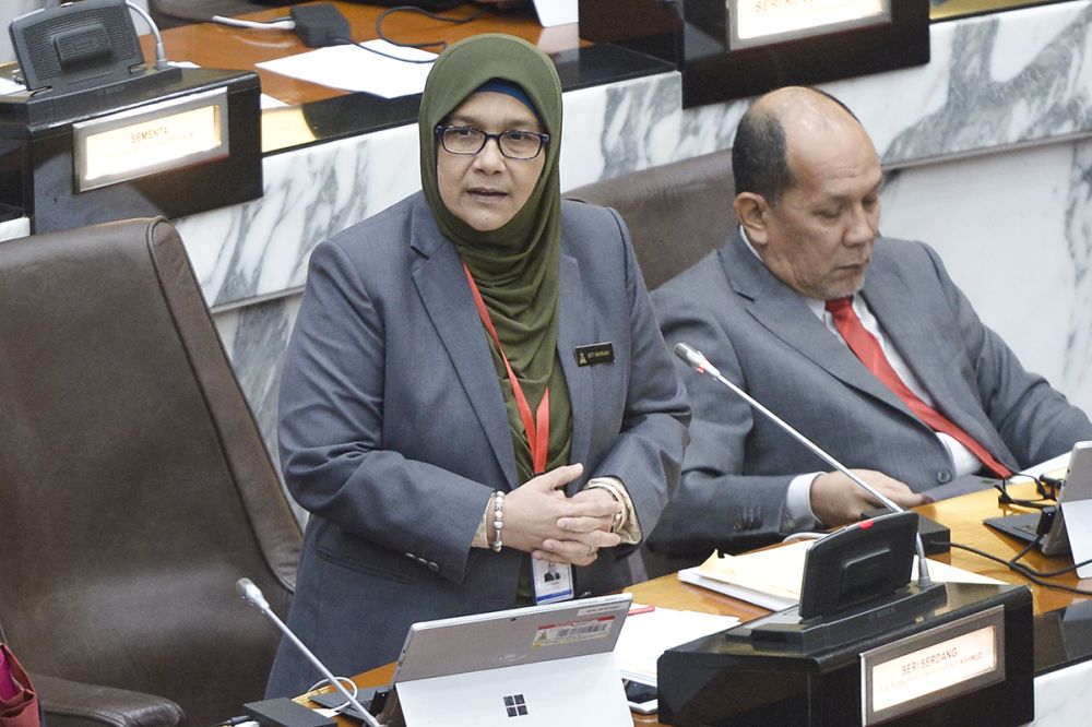 Seri Serdang assemblyman Dr Siti Mariah Mahmud speaks during the state assembly meeting in Shah Alam March 25, 2019. u00e2u20acu201d Picture by Mukhriz Hazim