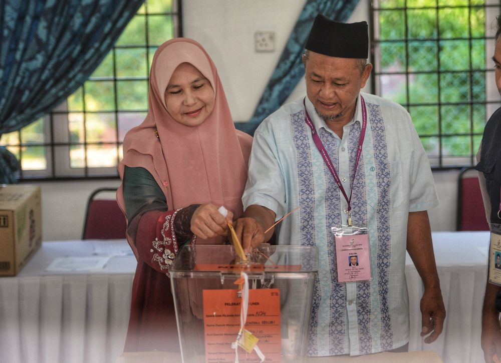 BN candidate Zakaria Hanafi and his wife, Katijah Beebi Bayikhan cast their vote at the JKKK Kg Sesapan Kelubi polling centre in Beranang  March 2, 2019. u00e2u20acu2022 Picture by Shafwan Zaidon