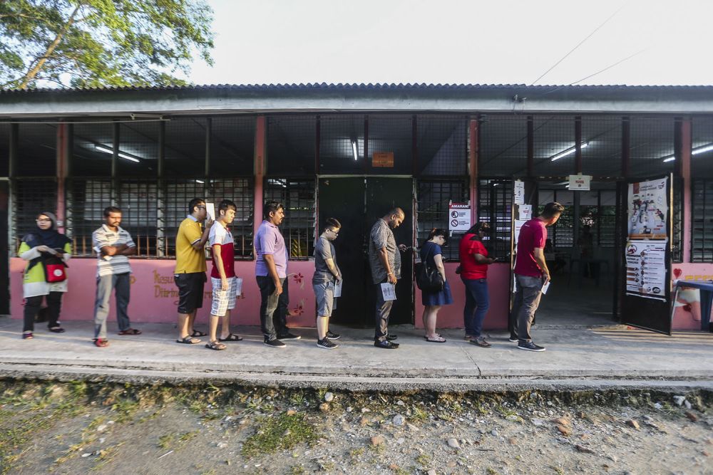 Voters queue up to cast their votes at the SMK Engku Husain polling centre in Semenyih March 2, 2019. u00e2u20acu2022 Picture by Hari Anggara