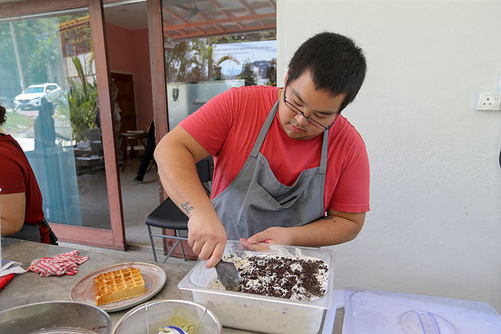 Euwie13岁就自己动手制作了人生第一桶雪糕。-Firdaus Latif摄-