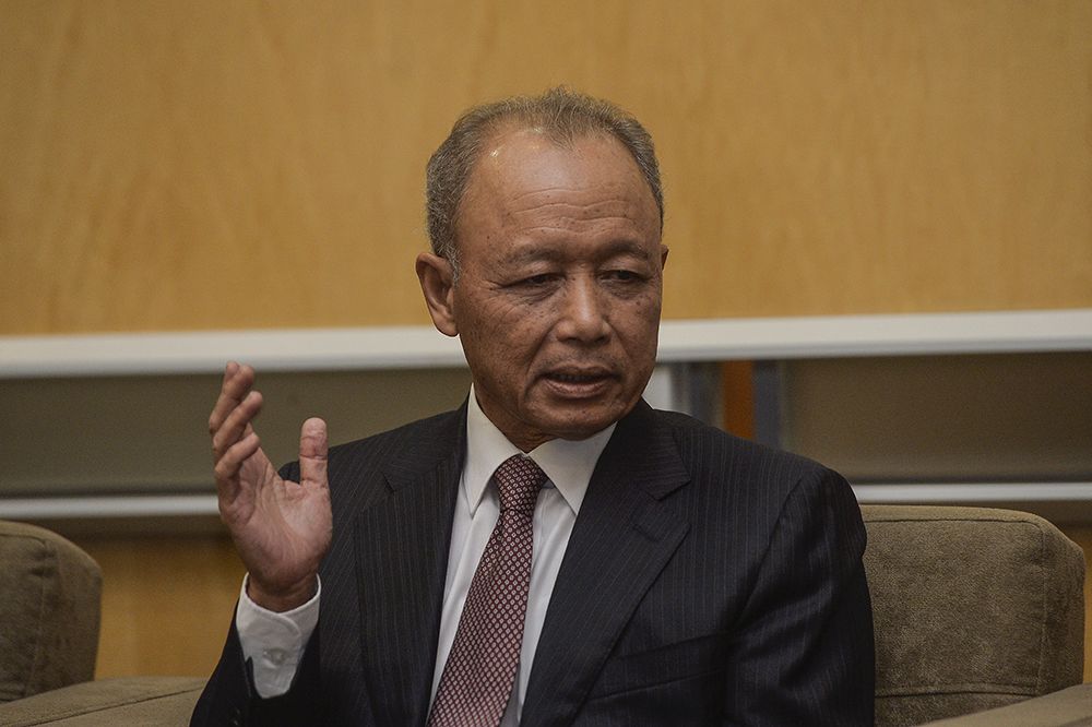 Former chief justice Tun Arifin Zakaria speaks to reporters in Putrajaya after being appointed to lead a royal inquiry on the mass graves and human trafficking in Wang Kelian on March 5, 2019. u00e2u20acu201d Picture by Miera Zulyana