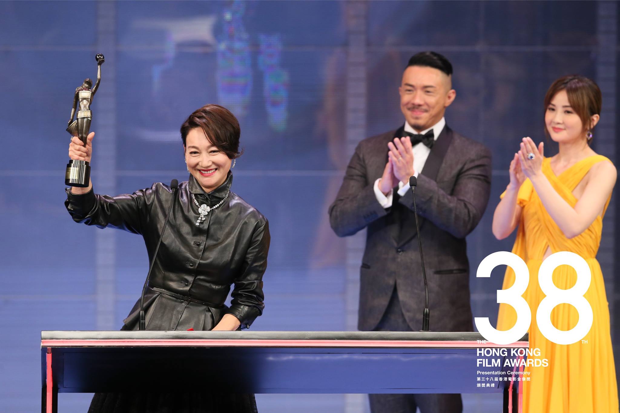 当选最佳女配角的惠英红，捧起她第五个金像奖奖杯。-摘自香港电影金像奖FB-