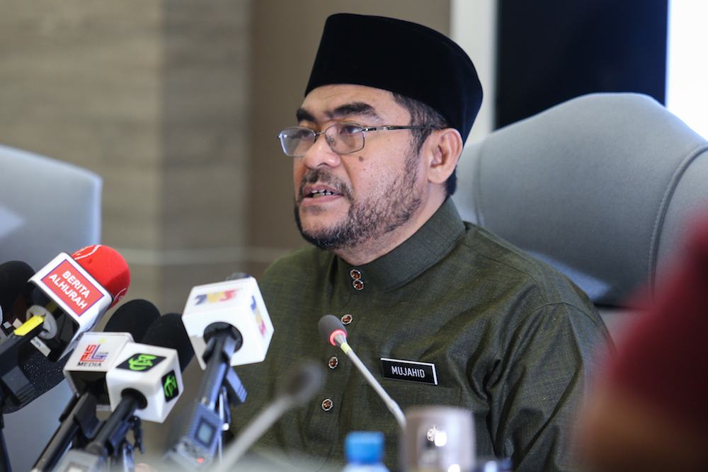 Datuk Seri Mujahid Yusof Rawa announces the Tabung Haji hibah for 2018 at the Putrajaya Islamic Complex April 5, 2019. u00e2u20acu201d Picture by Ahmad Zamzahuri