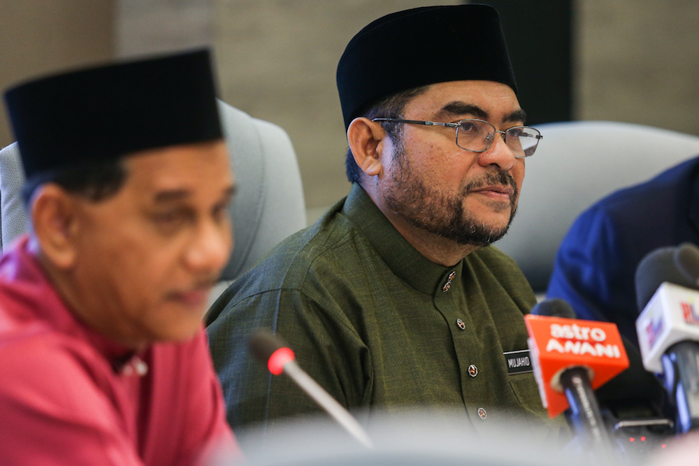 Datuk Seri Mujahid Yusof Rawa announces the Tabung Haji hibah for 2018 at the Putrajaya Islamic Complex April 5, 2019. u00e2u20acu201d Picture by Ahmad Zamzahuri