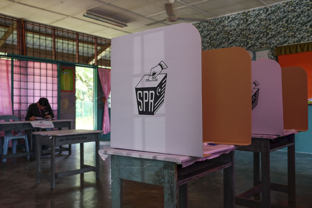 An Election Commission officer makes final preparations for the by-election at a polling centre in Sekolah Kebangsaan Nyatoh in Rantau April 12, 2019. u00e2u20acu201d Picture by Yusof Mat Isa