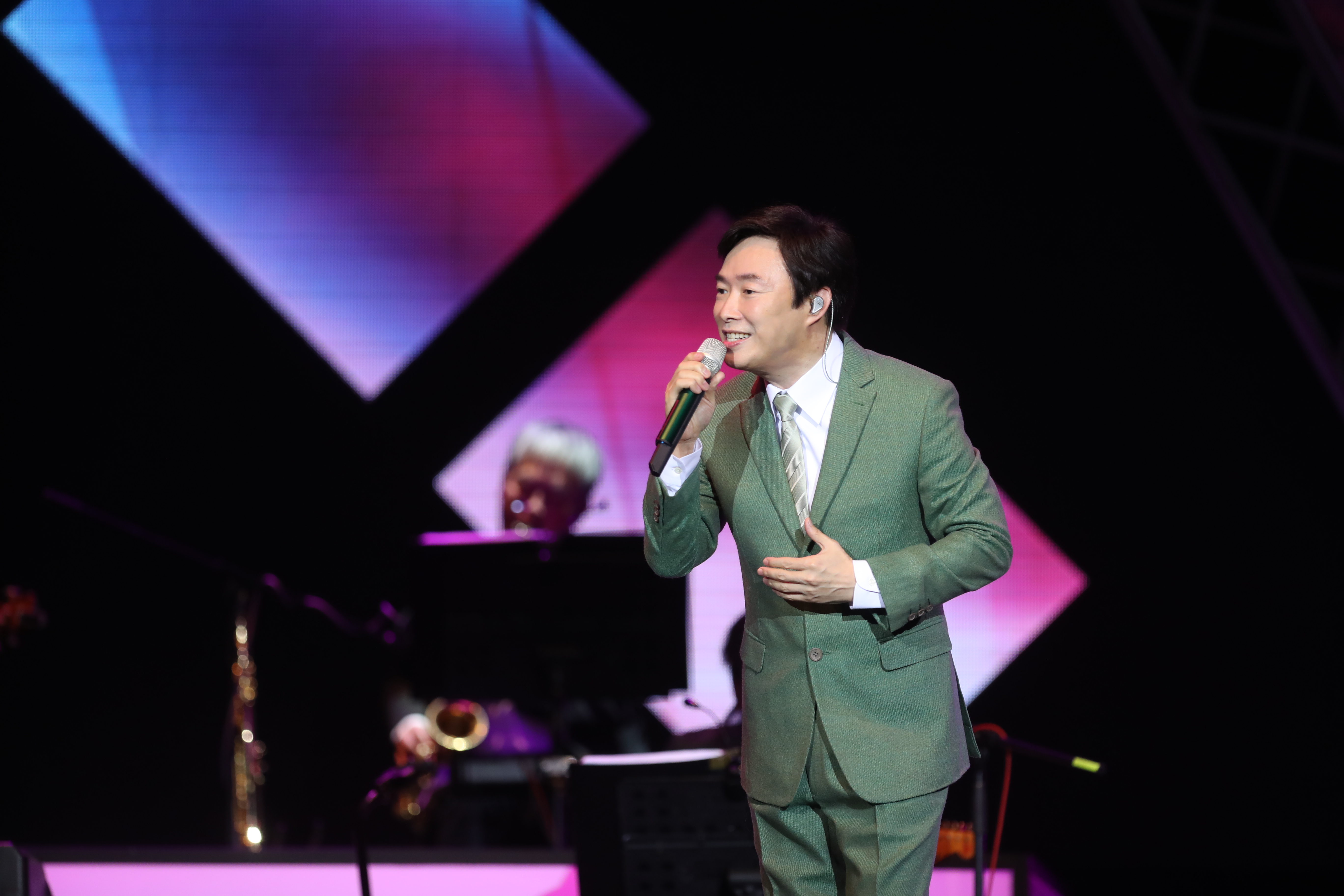 费玉清笑言，总是深情款款唱抒情歌的自己很呆板，庆幸能在大马找到很多知音。-RW Genting提供-