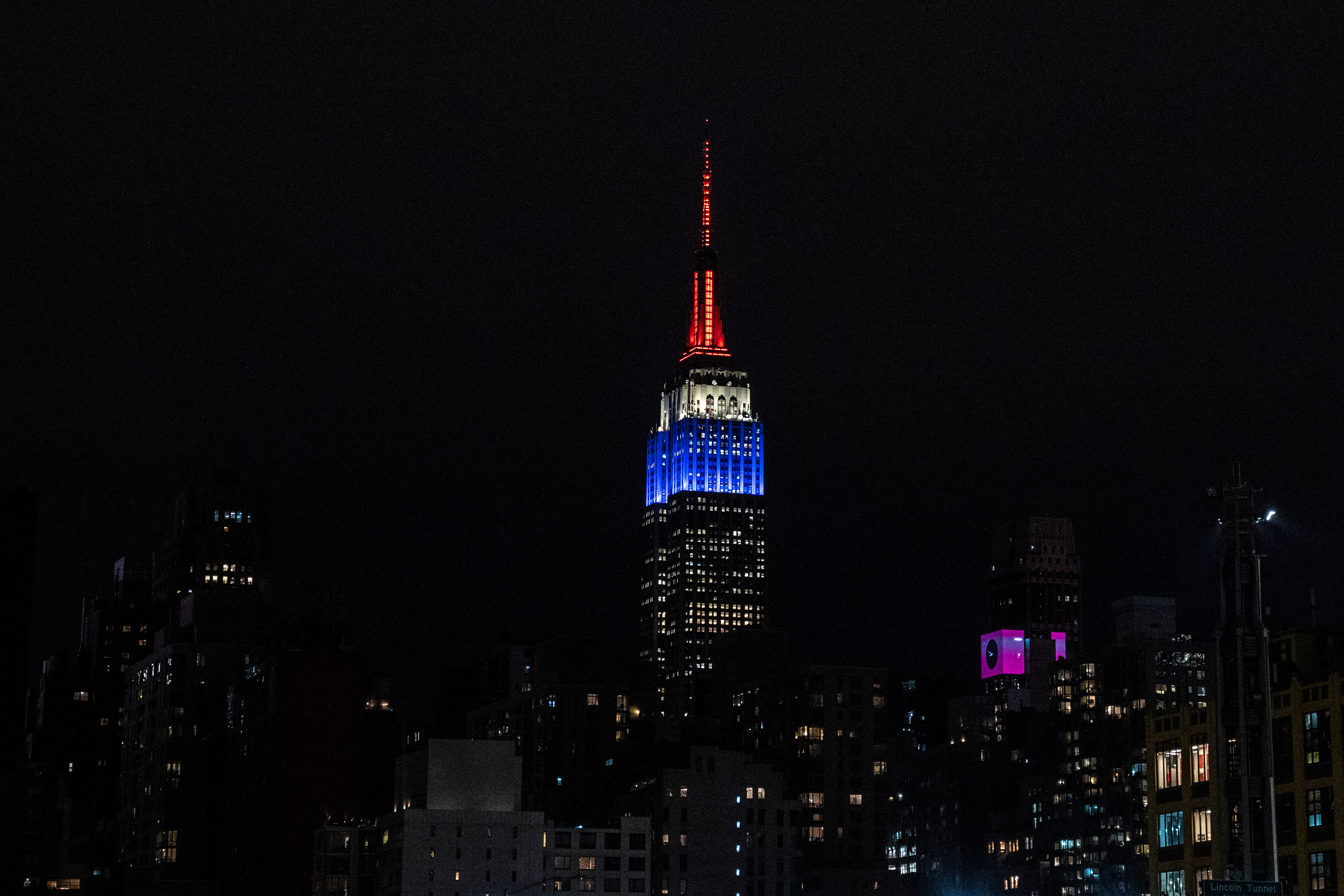 巴黎圣母院惨遭祝融，纽约帝国大厦周二晚亮起了象征法国国旗的红、白、蓝三色，以示美国与法国同在。-路透社-