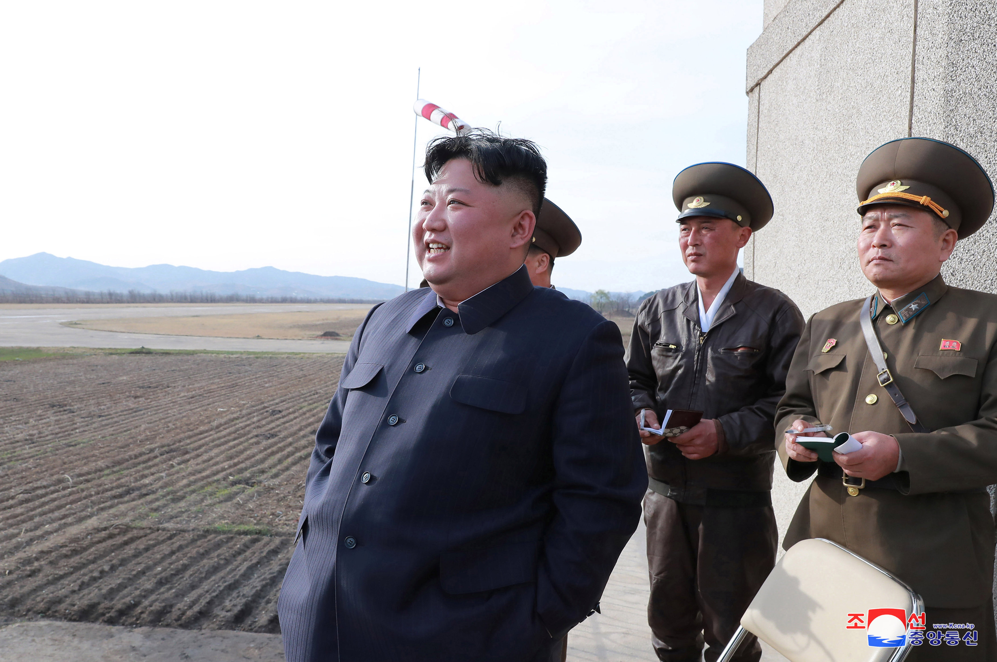 金正恩周二突击视察朝鲜空军部队，并指导飞行员训练。他对完成所有飞行命令的飞机多次露出微笑 。-朝中社/路透社-