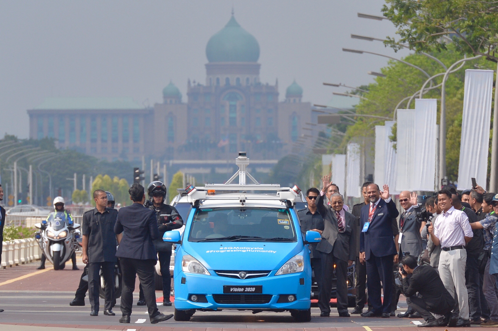 马哈迪是与哥宾星一同乘坐无人驾驶轿车，从司法宫前往布城机构。 -Mukhriz Hazim摄-