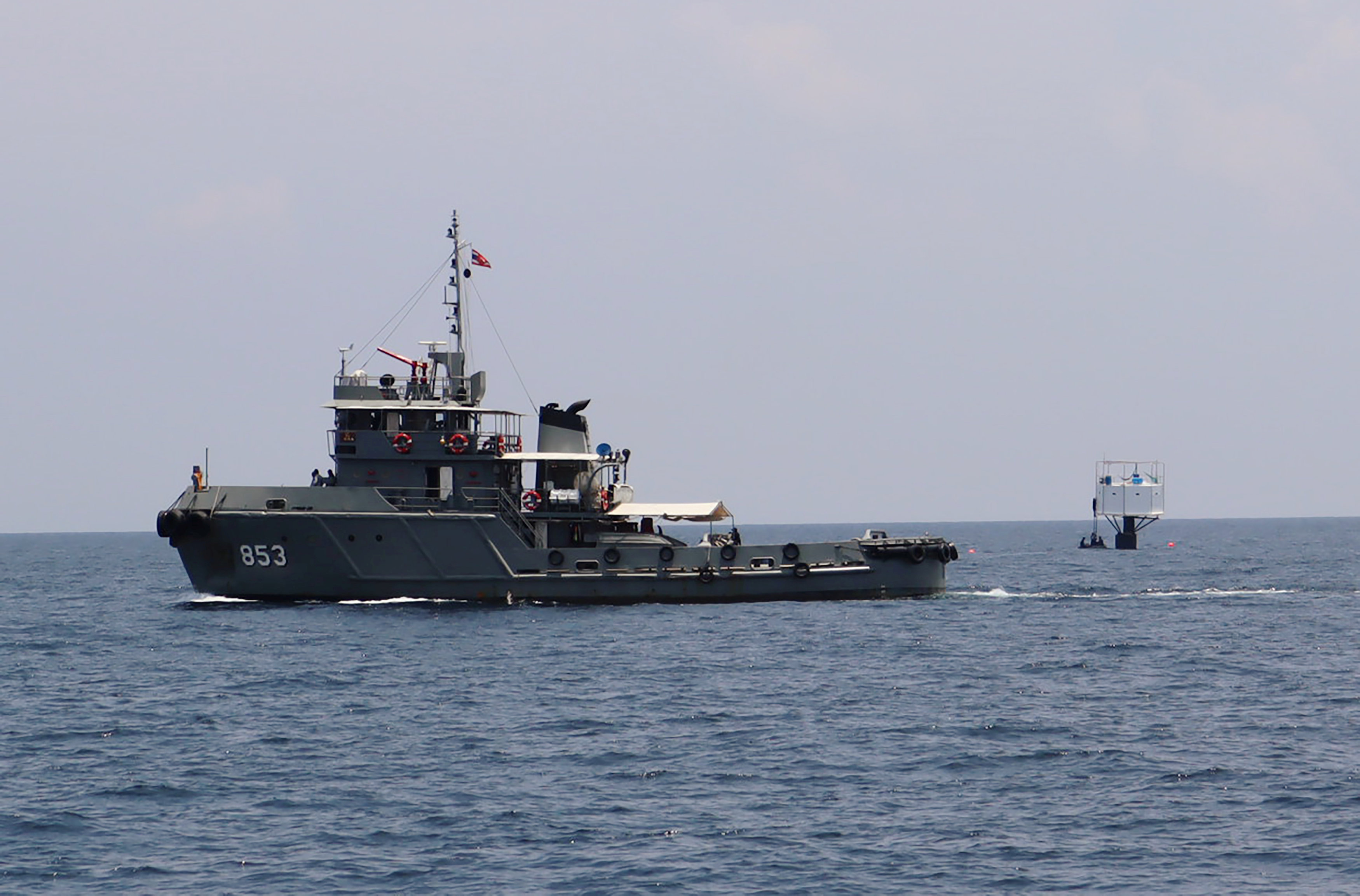 泰国皇家海军计划扣押这处海上小屋，并把它拖回岸边当作证据。-路透社-