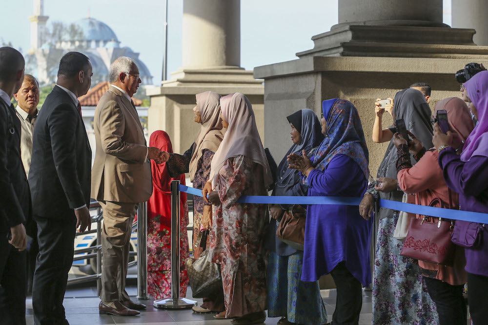 Datuk Seri Najib Razak is greeted by supporters as he arrives at the Kuala Lumpur Court Complex April 24, 2019. u00e2u20acu201d Picture by Yusof Mat Isa