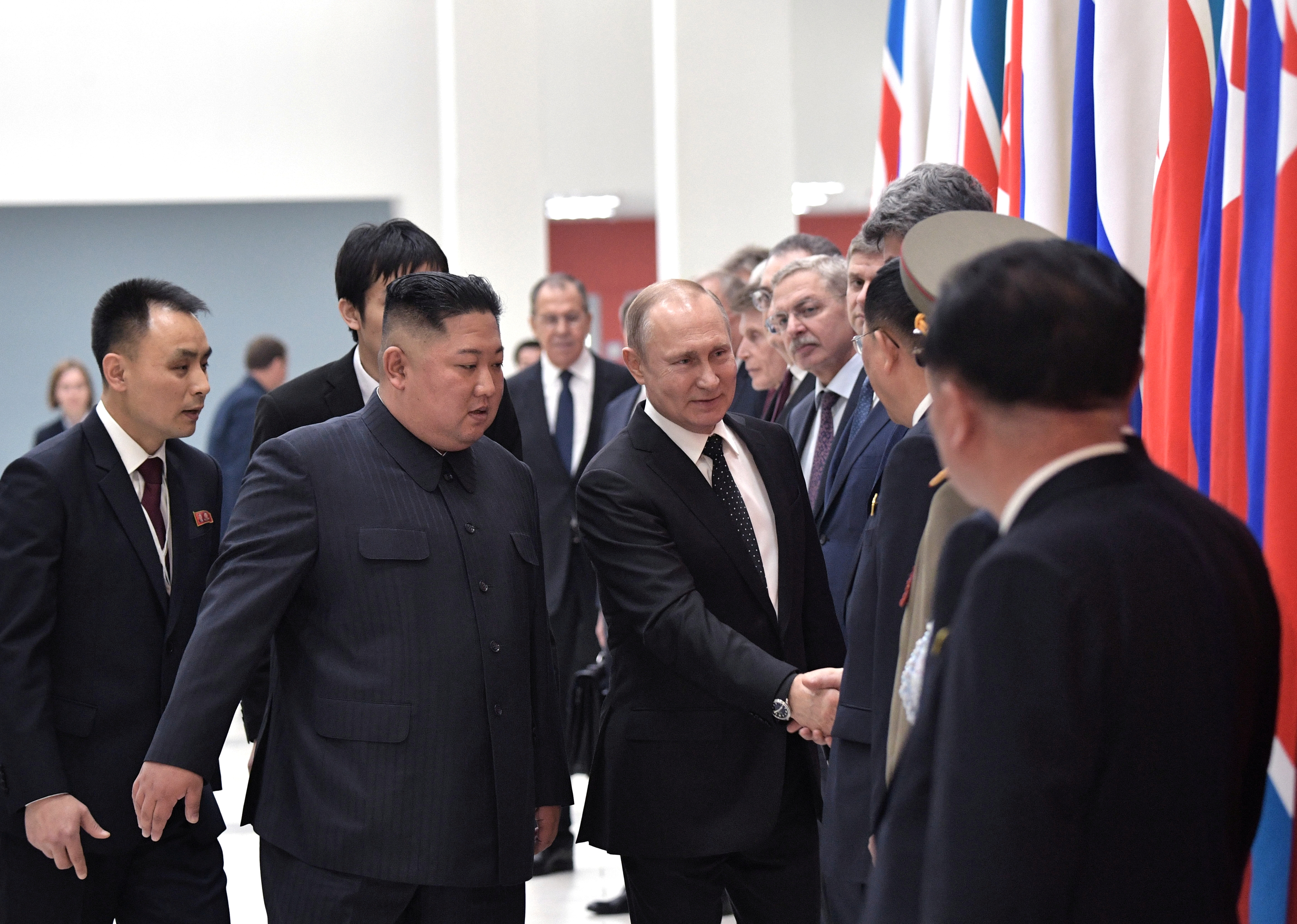普京和金正恩见面后握手问好，二人也逐一与双方官员握手。-路透社-