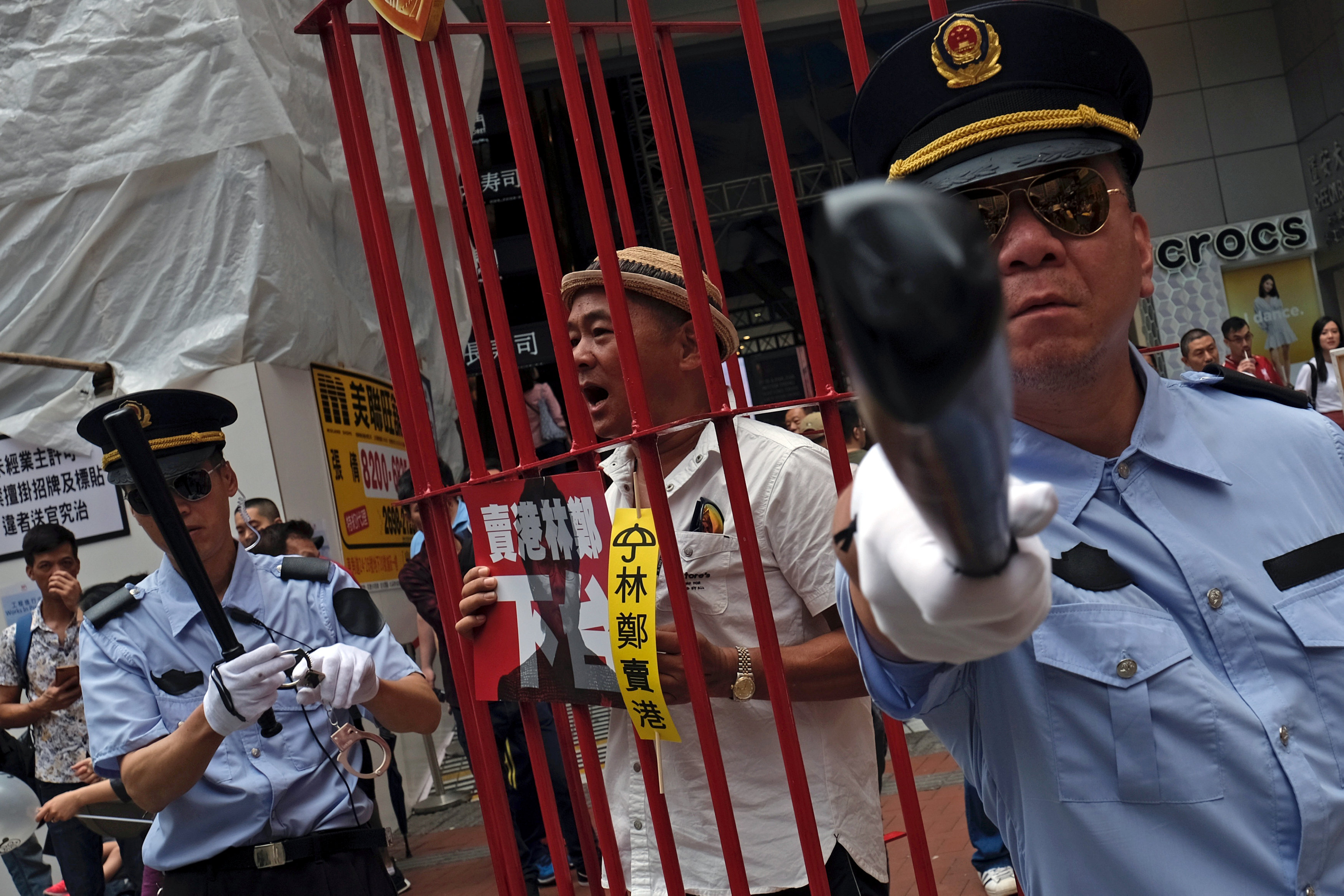 示威者扮演被公安逮捕送往中国坐牢的行动剧。-路透社-