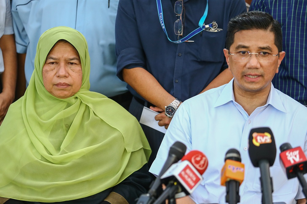 Minister of Economic Affairs Datuk Seri Mohamed Azmin Ali (right) and Housing and Local Government Minister Zuraidah Kamaruddin at a press conference in Kuala Lumpur April 29, 2019. u00e2u20acu201d Picture by Hari Anggara