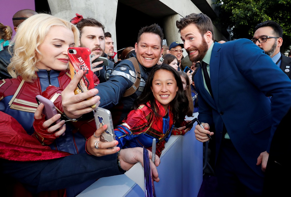 Cast member Chris Evans poses with fans on the red carpet at the world premiere of the film u00e2u20acu02dcThe Avengers: Endgameu00e2u20acu2122 in Los Angeles, California April 22, 2019. u00e2u20acu201d Reuters pic