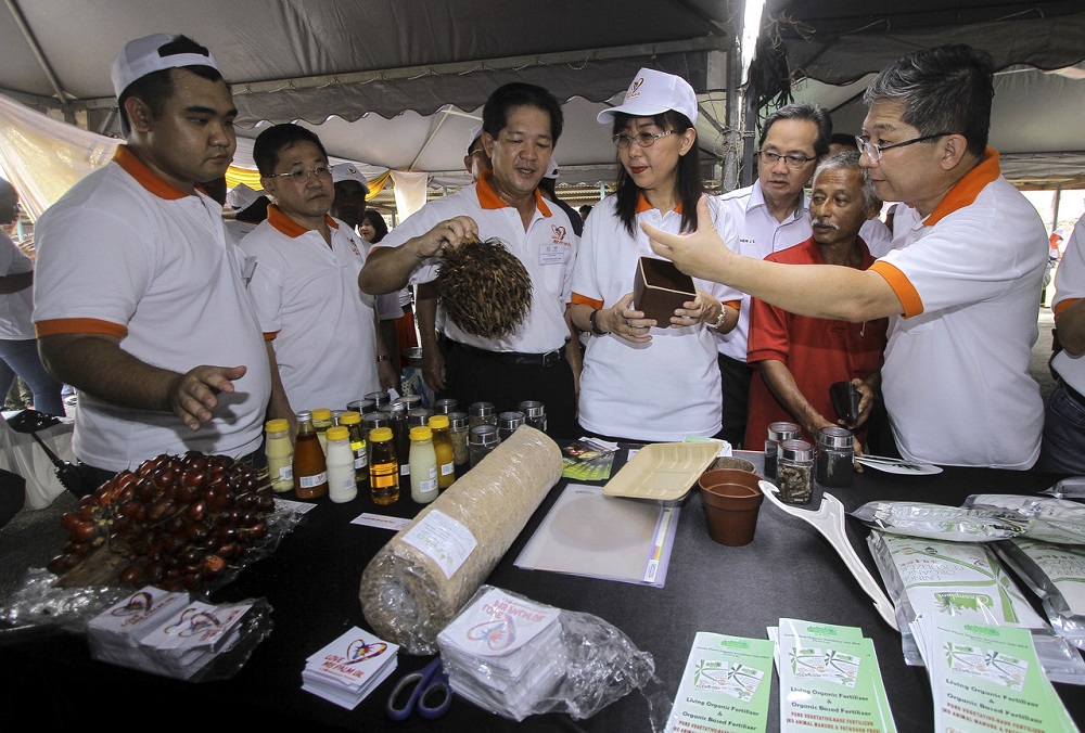Primary Industries Minister Teresa Kok (fourth left) at the Cooking with Palm Oil Competition in conjunction with the Love MY Palm Oil campaign 2019 in Jempol April 20, 2019. u00e2u20acu201d Bernama pic