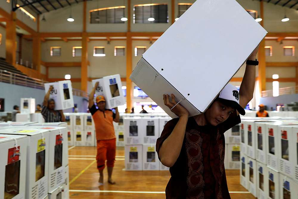 在雅加达一个仓库，工作人员把投票箱和选票运到各大投票站。-路透社-
