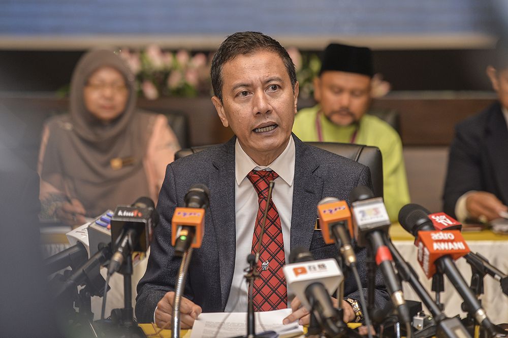 Election Commission chairman Azhar Azizan Harun speaks during a press conference in Putrajaya April 5, 2019. u00e2u20acu201d Picture by Miera Zulyana