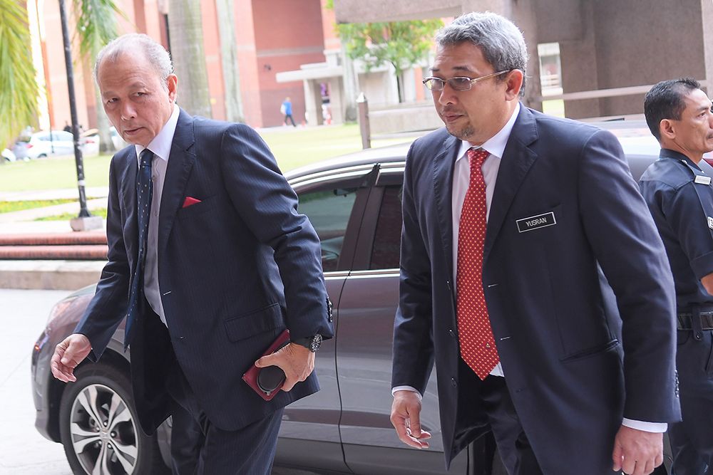 Tun Arifin Zakaria (left) arrives at the Home Ministry for the Wang Kelian RCIu00e2u20acu2122s first hearing in Putrajaya April 17, 2019. u00e2u20acu201d Picture by Miera Zulyana