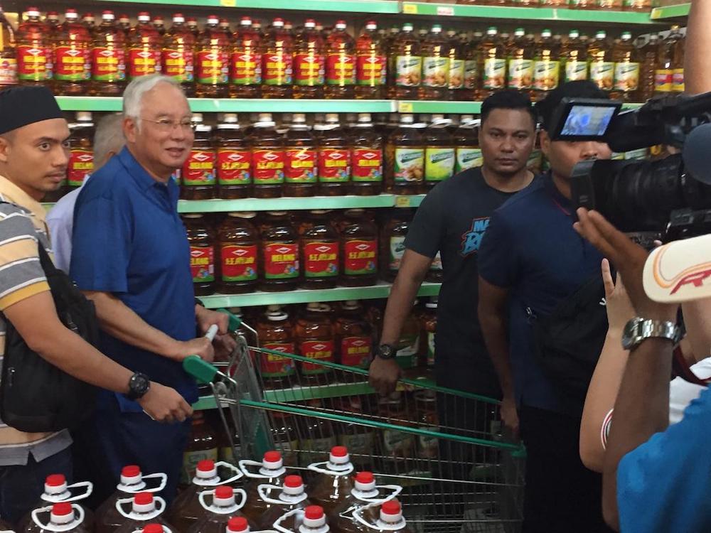 Datuk Seri Najib Razak membeli barangan dapur di sebuah pasaraya di Sandakan dan berkempen sempena PRK Sandakan. u00e2u20acu201d Foto oleh Julia Chan