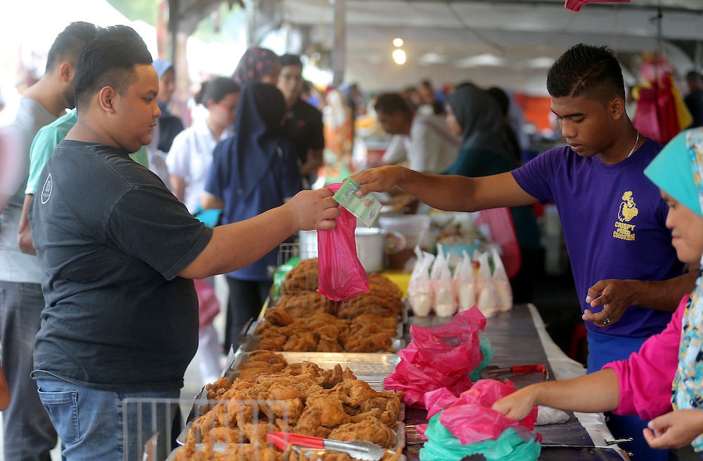 Single-use plastic is a common sight at Ramadan bazaars around the country. u00e2u20acu201d Picture by Farhan Najib