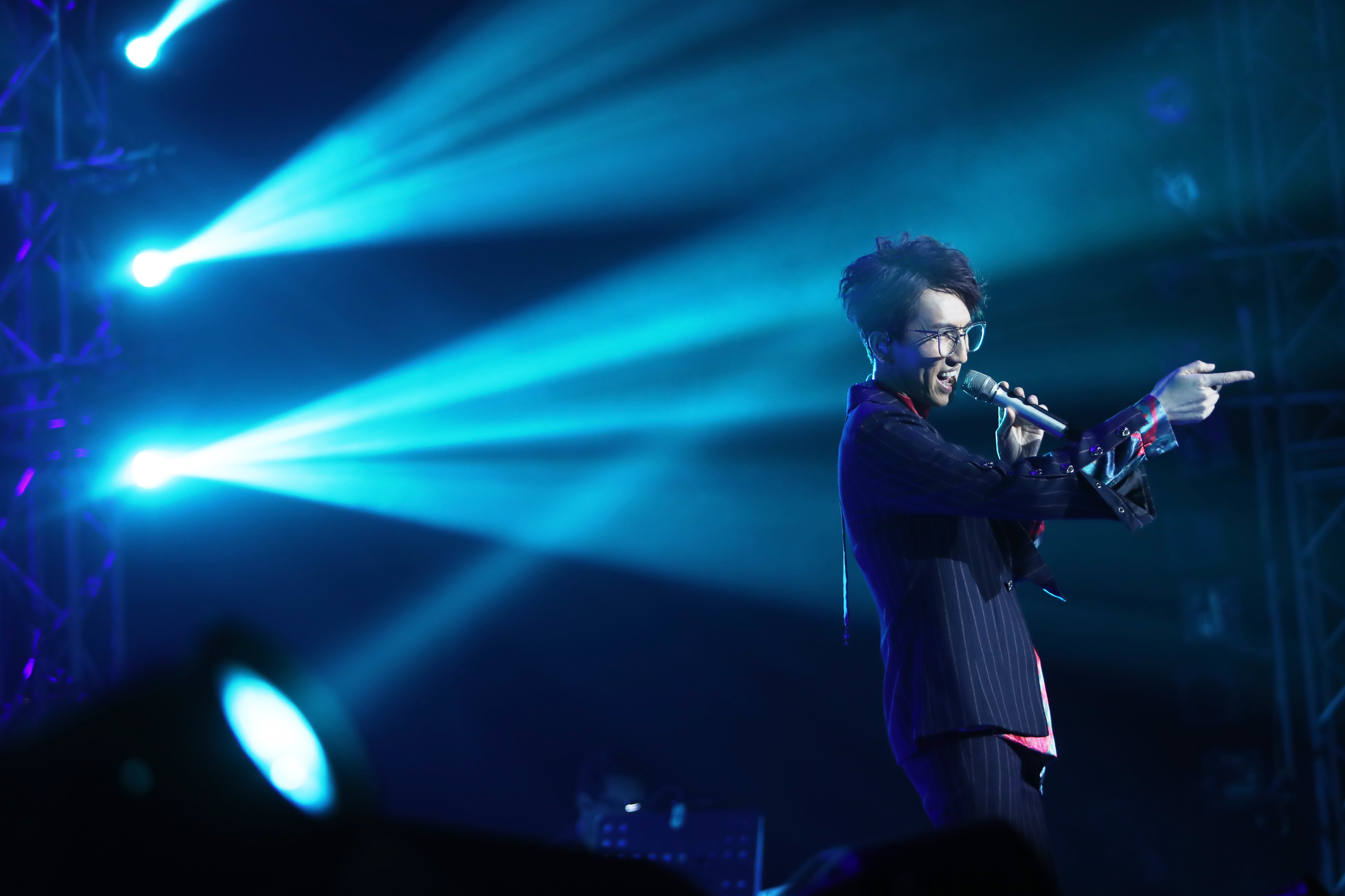 林志炫在台上唱出《我是歌手》的选曲，让观众听出耳油。-RWGenting提供-
