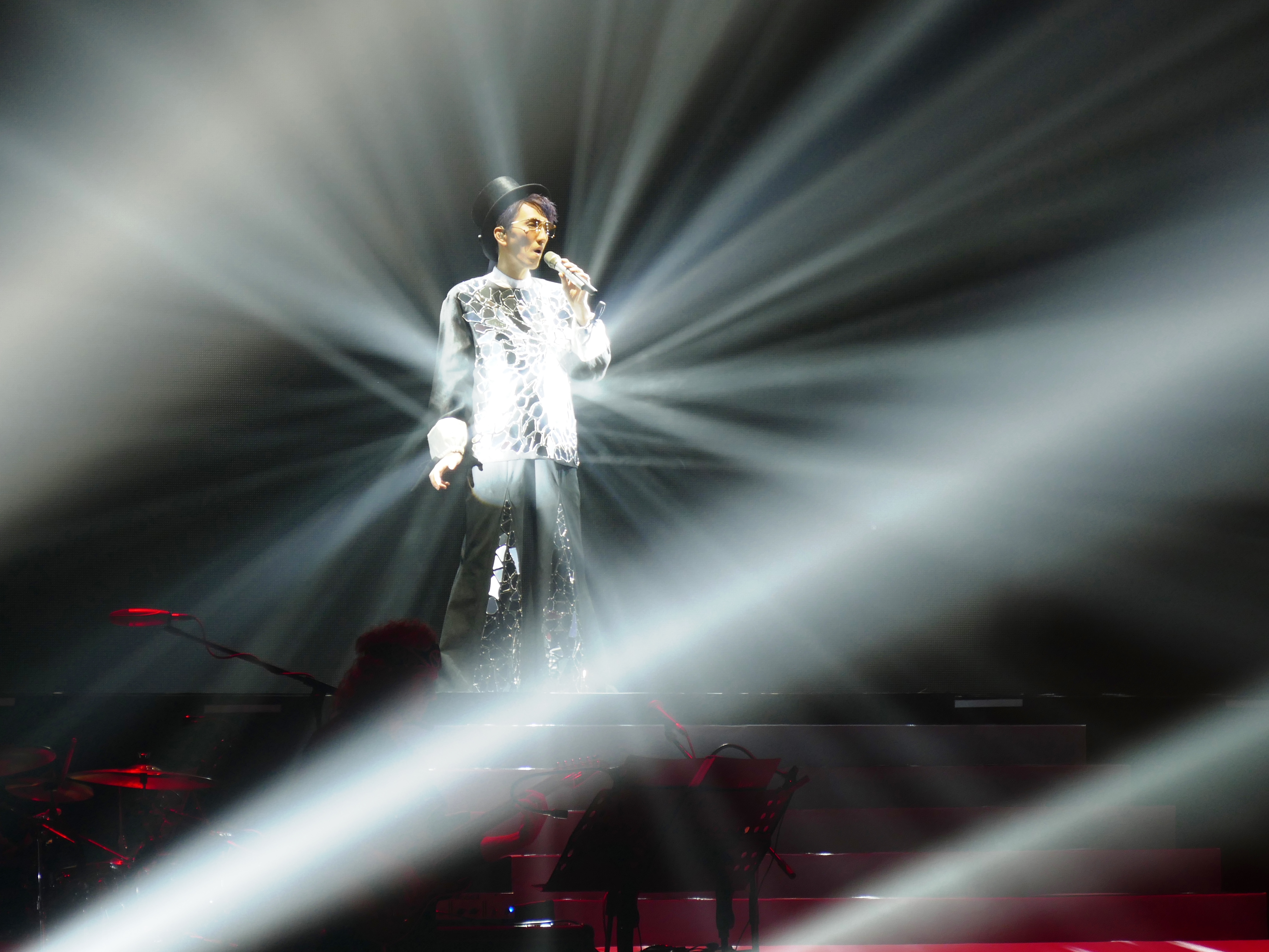 碎裂镜片服装折射灯光超级炫目。-RWGenting提供-