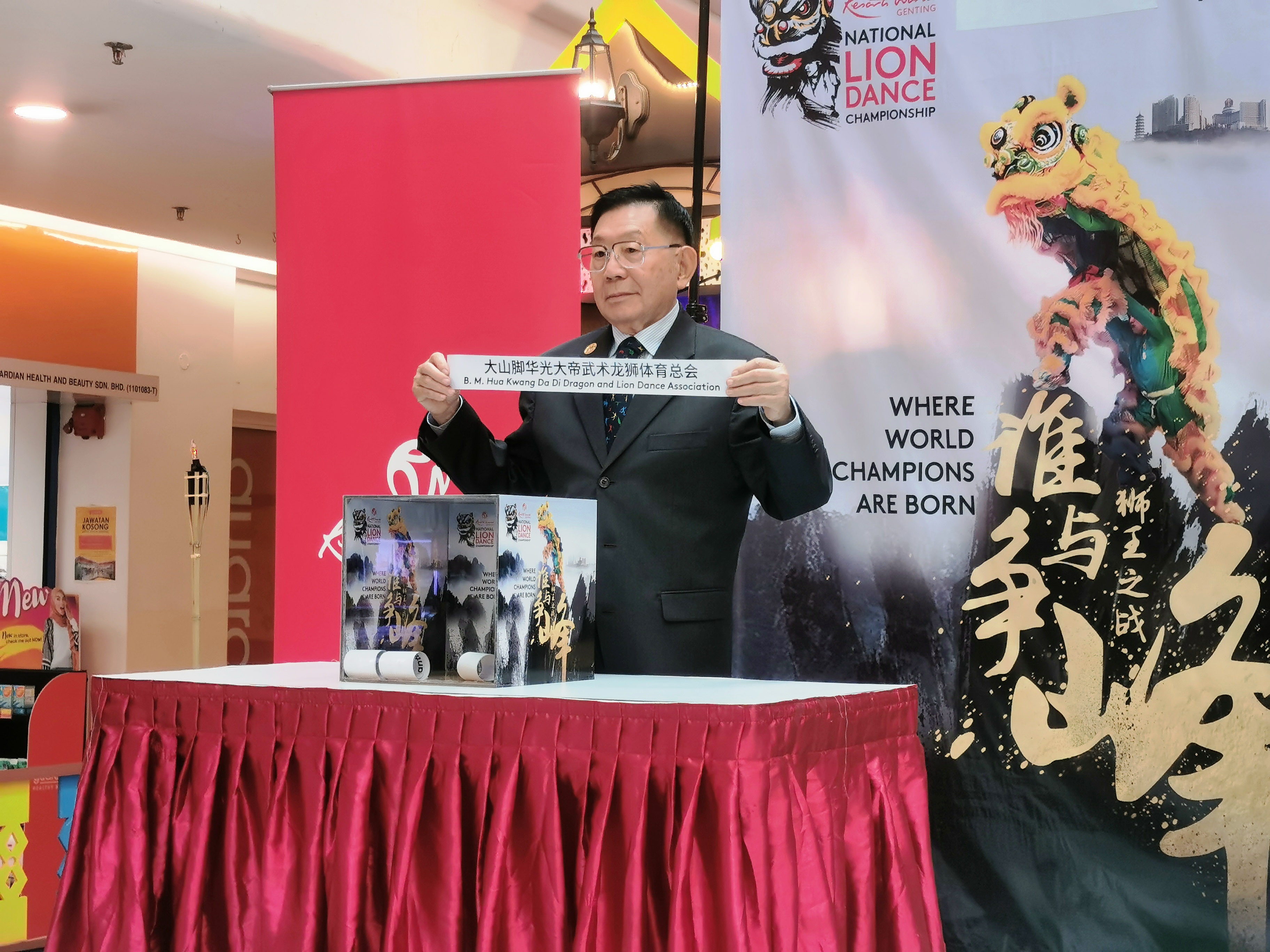 梁溧棠主持北马区域的抽签仪式。-杨琇媖摄-