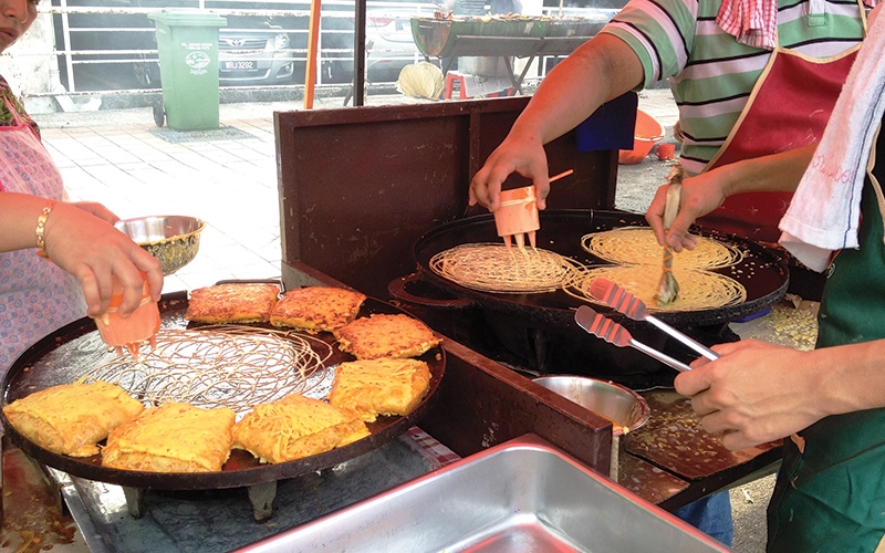 Roti Jala也是去斋戒月市集不容错过的美食之一。-摘自网络-
