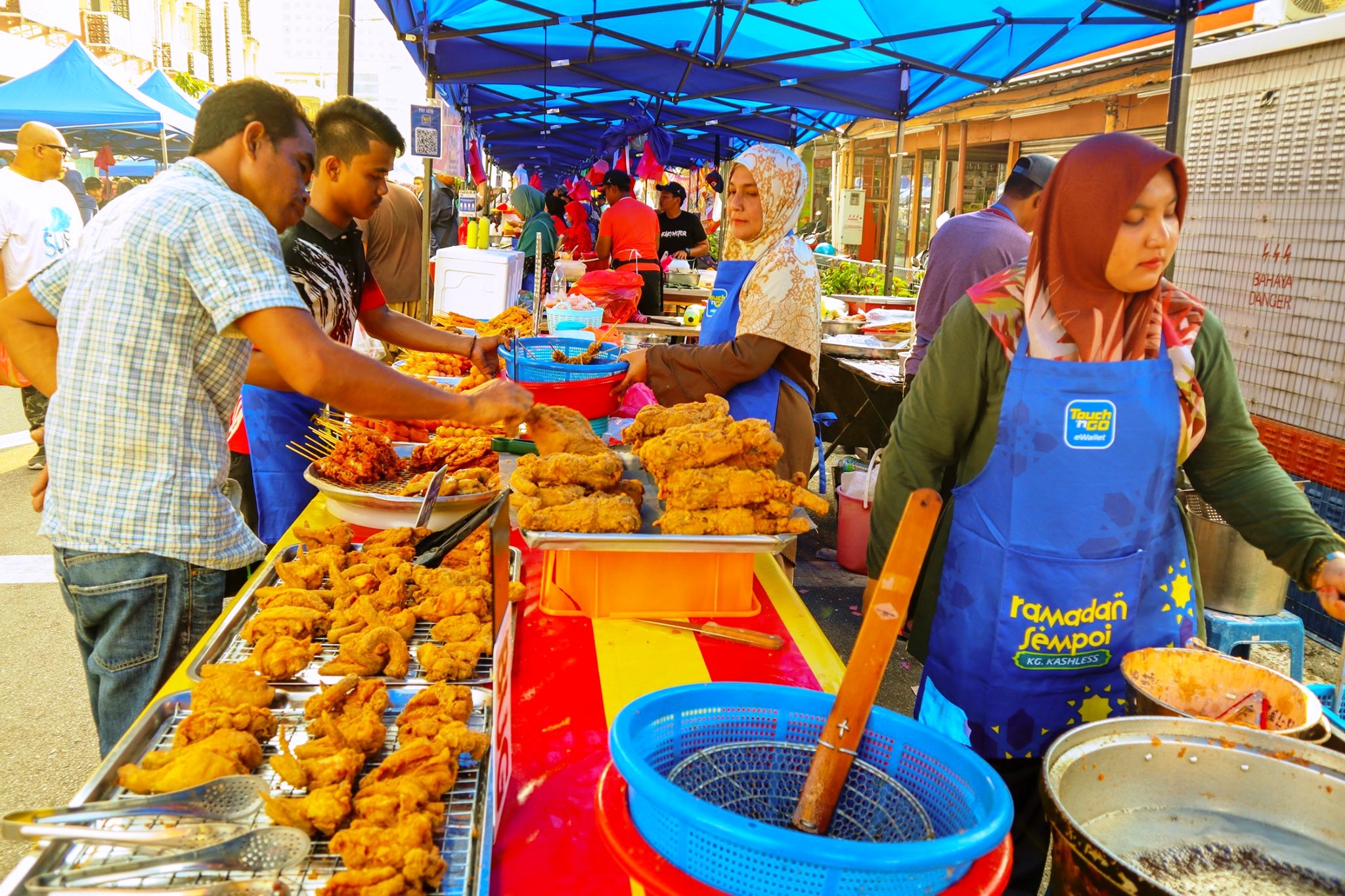Kampung Baru的斋戒月市集实行用Touch n Go电子钱包付款，还有很多特别优惠呢！-摘自Tun Razak Exchange脸书-