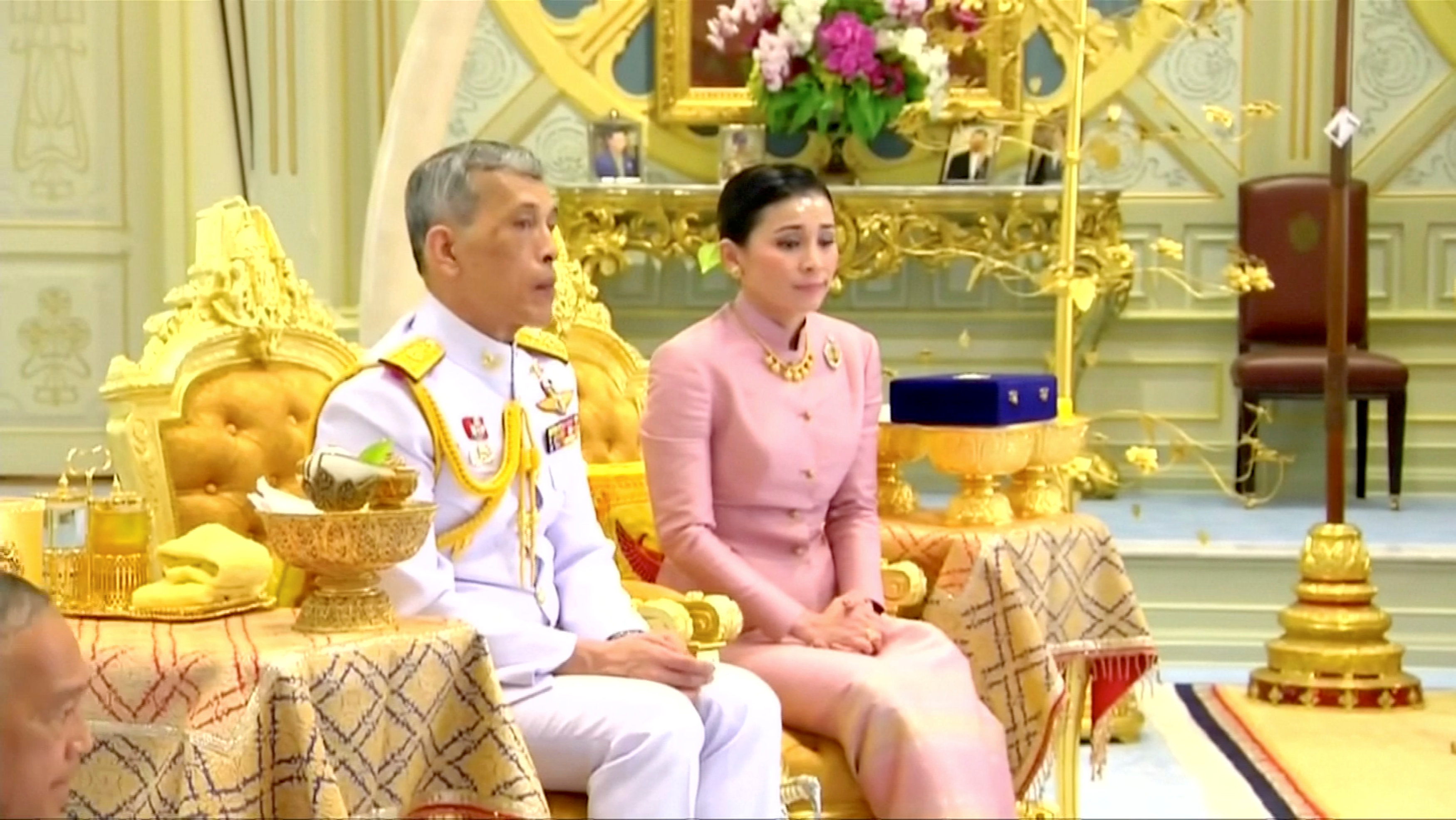 王室释出的册封礼影片中显示，哇集拉隆功穿着白色军装，素提达则是穿着粉色泰国丝质洋装接受册封。-路透社-