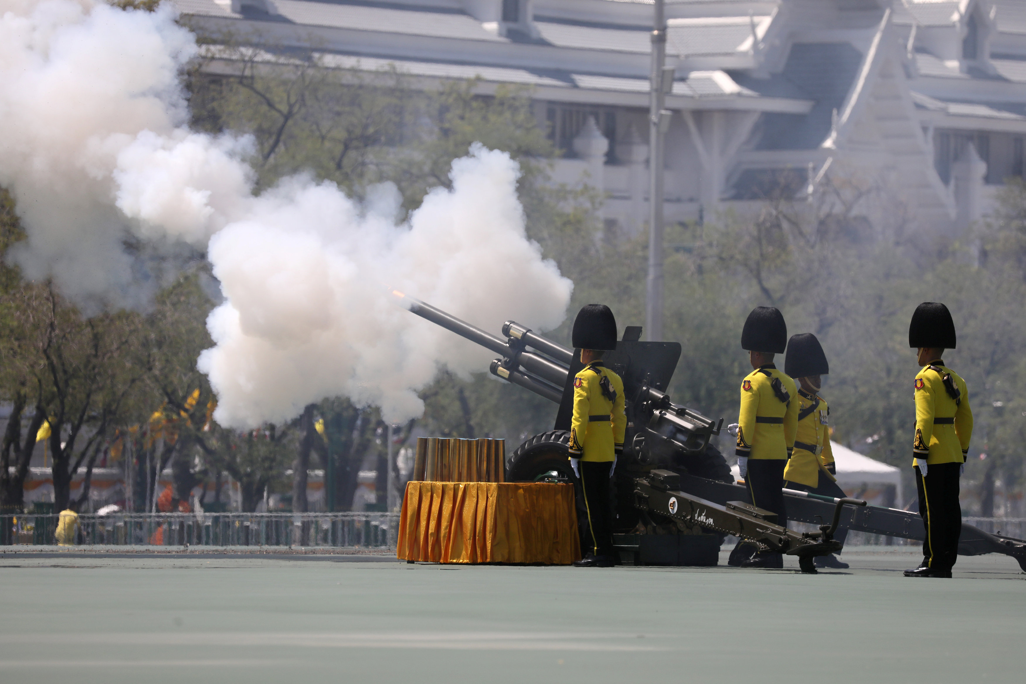 大王宫举行鸣炮仪式。-路透社-