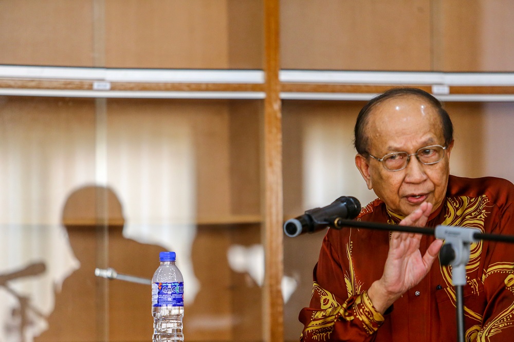Founder and chairman of Yayasan Budi Tan Sri Rais Yatim delivers his opening speech during the Bar Councilu00e2u20acu2122s public forum at the Kuala Lumpur and Selangor Chinese Assembly Hall May 4, 2019. u00e2u20acu201d Picture by Hari Anggara