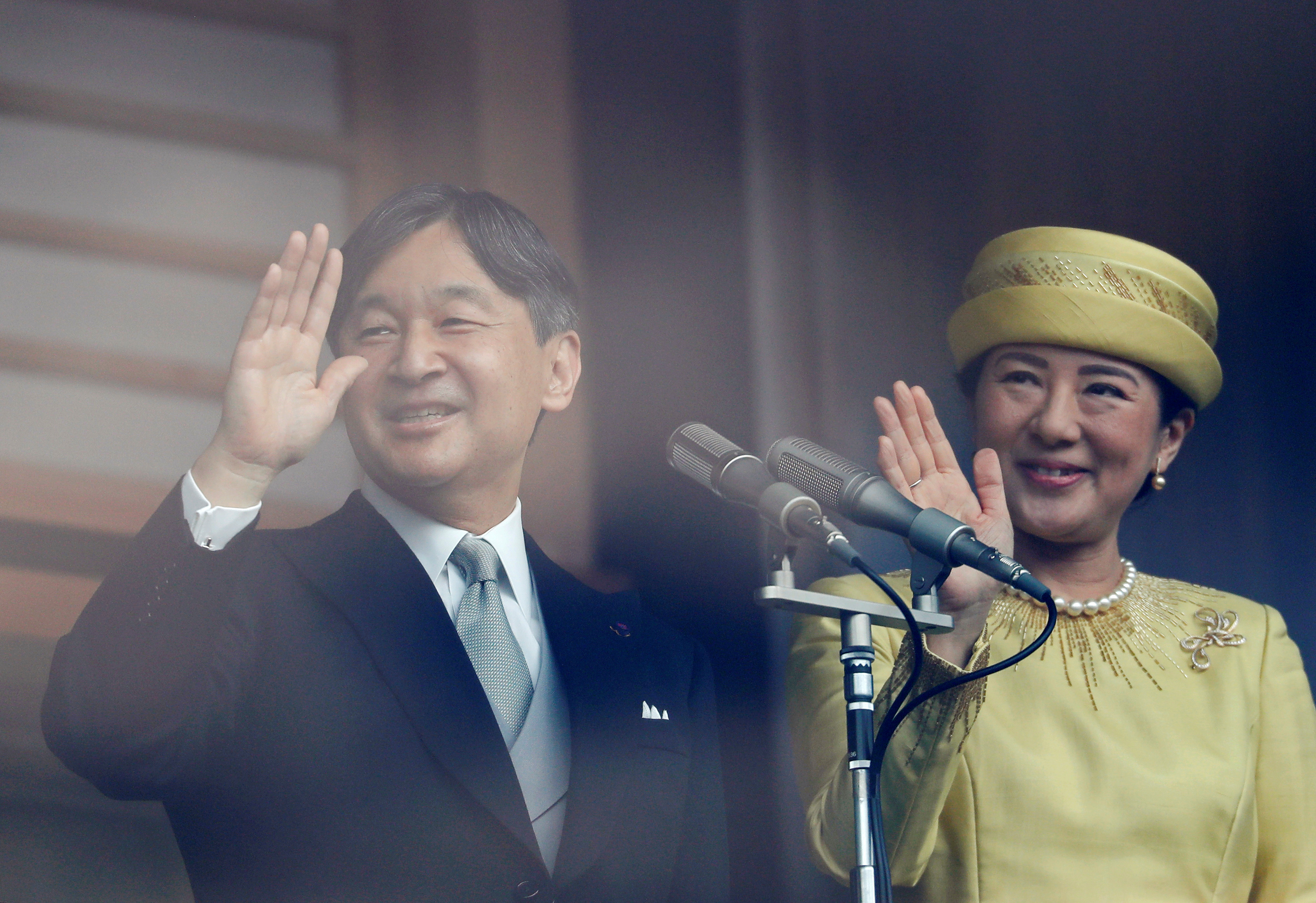 日本天皇德仁与皇后雅子站在皇宫长和殿阳台的中央，接受民众的参贺。-路透社-