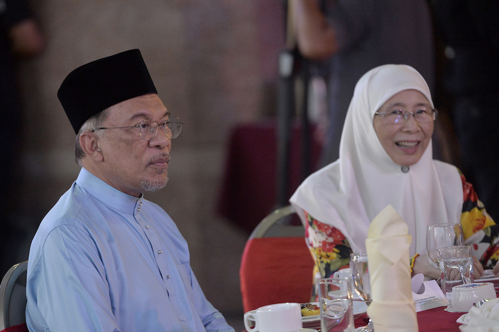 Datuk Seri Anwar Ibrahim and Datuk Seri Dr Wan Azizah Wan Ismail attend special thanksgiving prayers and iftar in Putrajaya May 9, 2019. u00e2u20acu201d Picture by Mukhriz Hazim