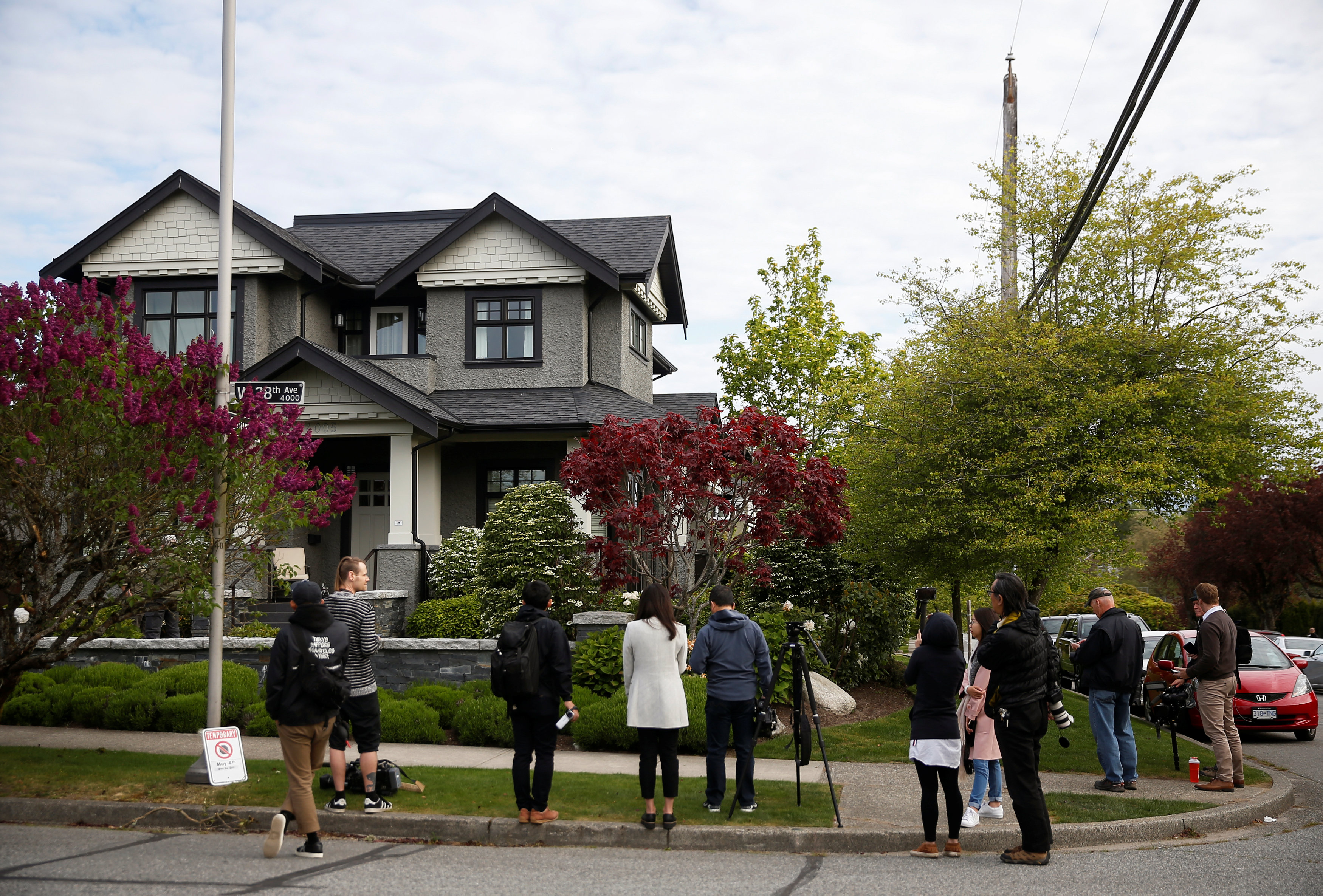 孟晚舟前往加拿大卑诗省最高法院就引渡美国再次接受法庭问讯前，住所外聚集大批媒体记者。 -路透社-