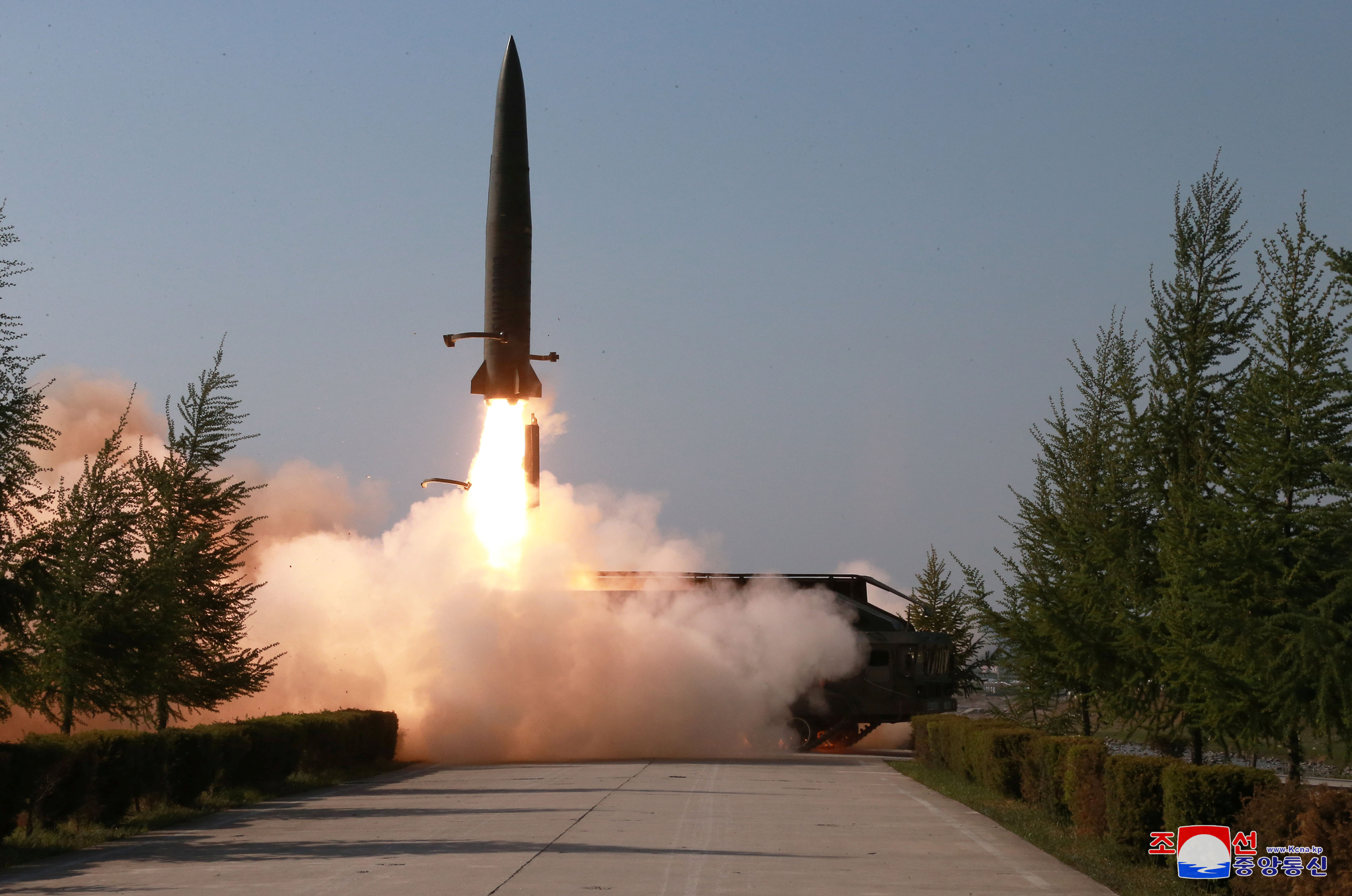 朝鲜周四再次发射不明“飞行物”，怀疑是两枚短程导弹。-朝中社/路透社-