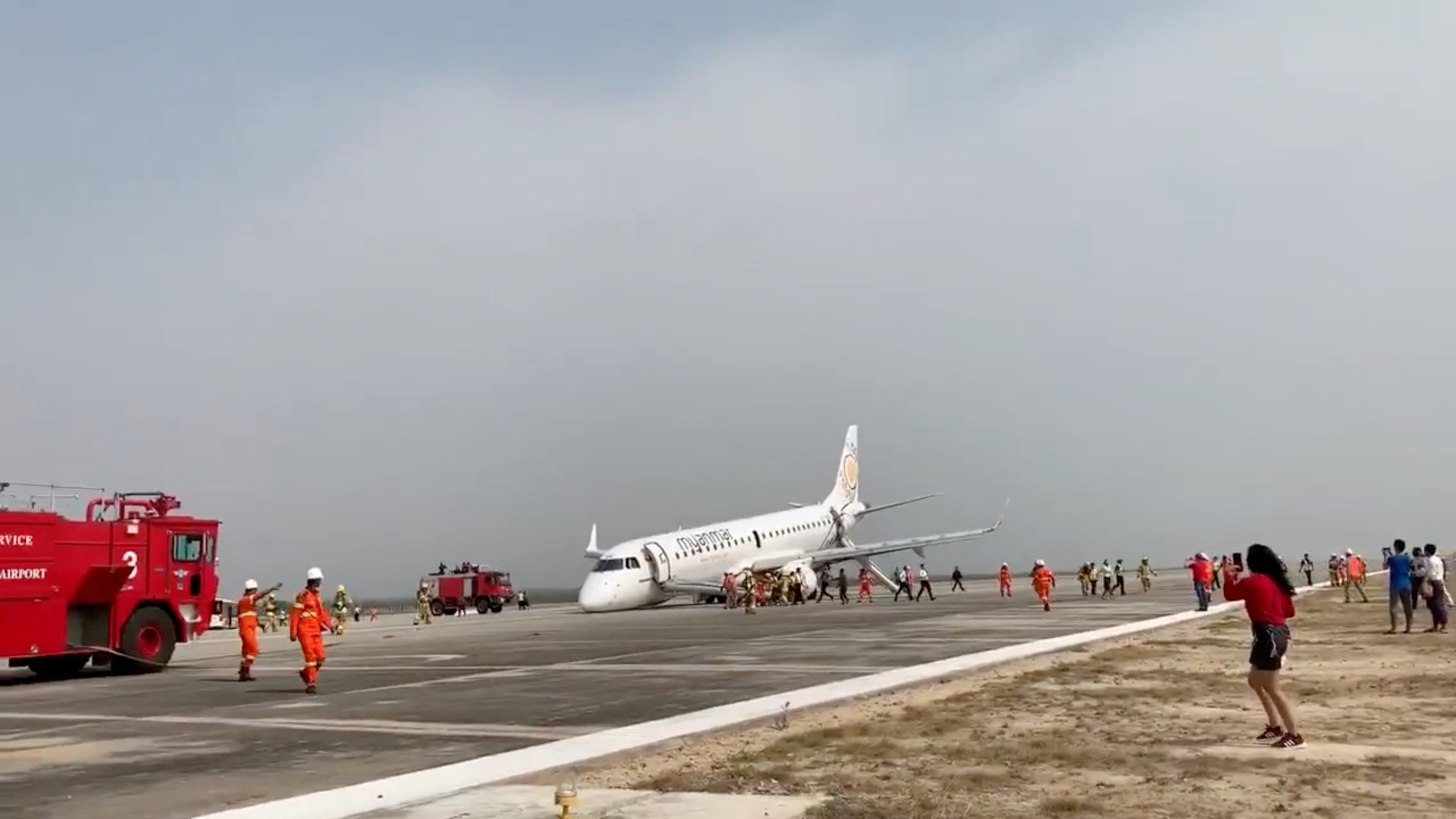 飞机上载有82名乘客，所幸没有造成人员伤亡。救援人员已经紧急处理现场。-路透社-