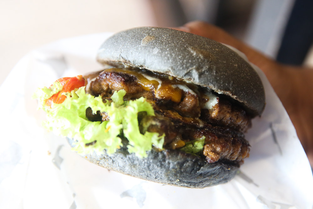 如果是单独去吃或是胃口比较小的食客,可以选择小一号的哥吉拉宝贝汉堡。-Choo Choy May摄-