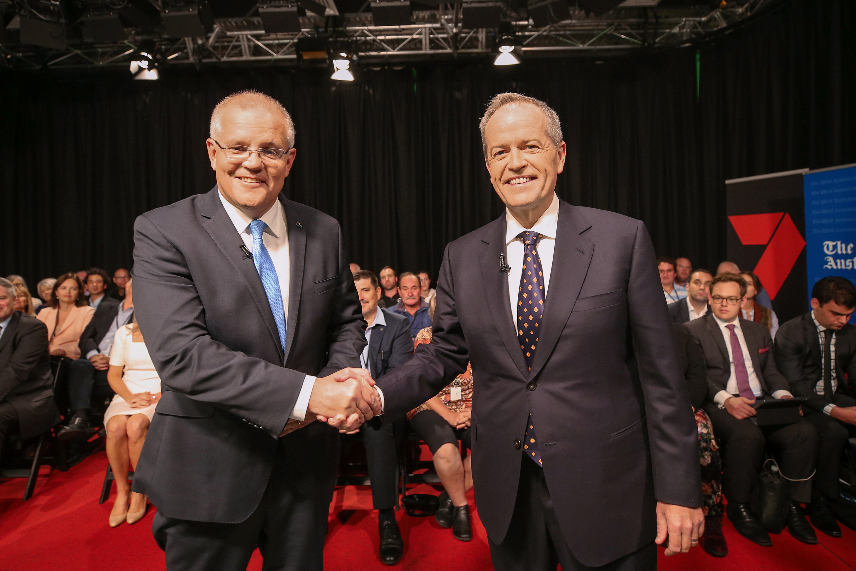 工党领袖肖顿和澳洲总理、自由党领袖莫里森（左）5月上旬进行了竞选启动以来的首场辩论。-路透社-
