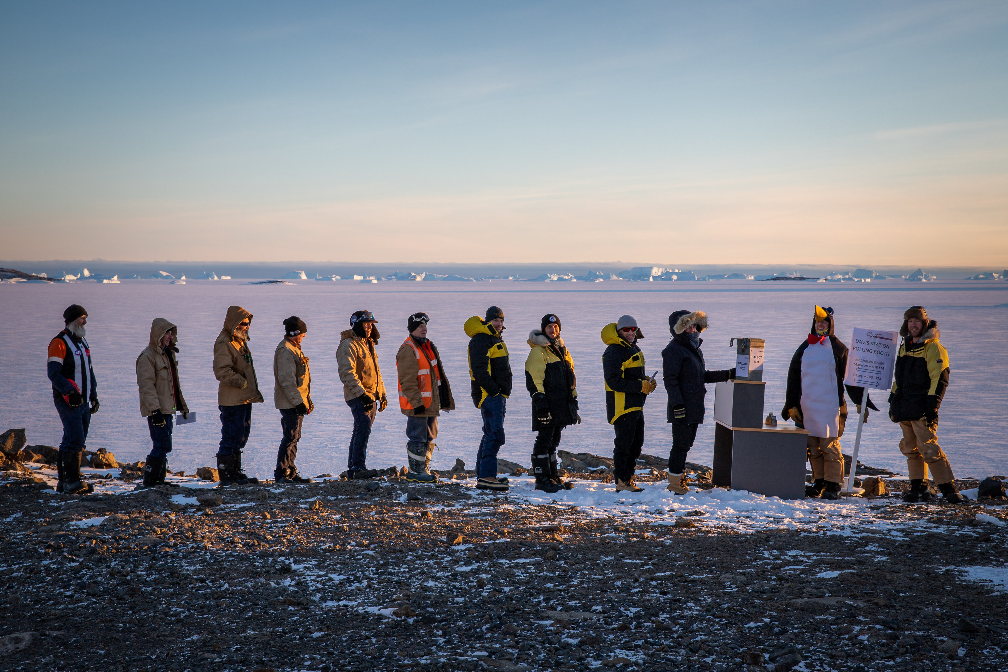 澳洲科考人员周五率先在南极的戴维斯研究站投票。-路透社-