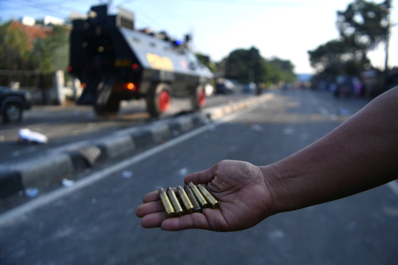 警方否认用真枪实弹驱散示威群众。有示威者在现场捡获无数子弹。-路透社-