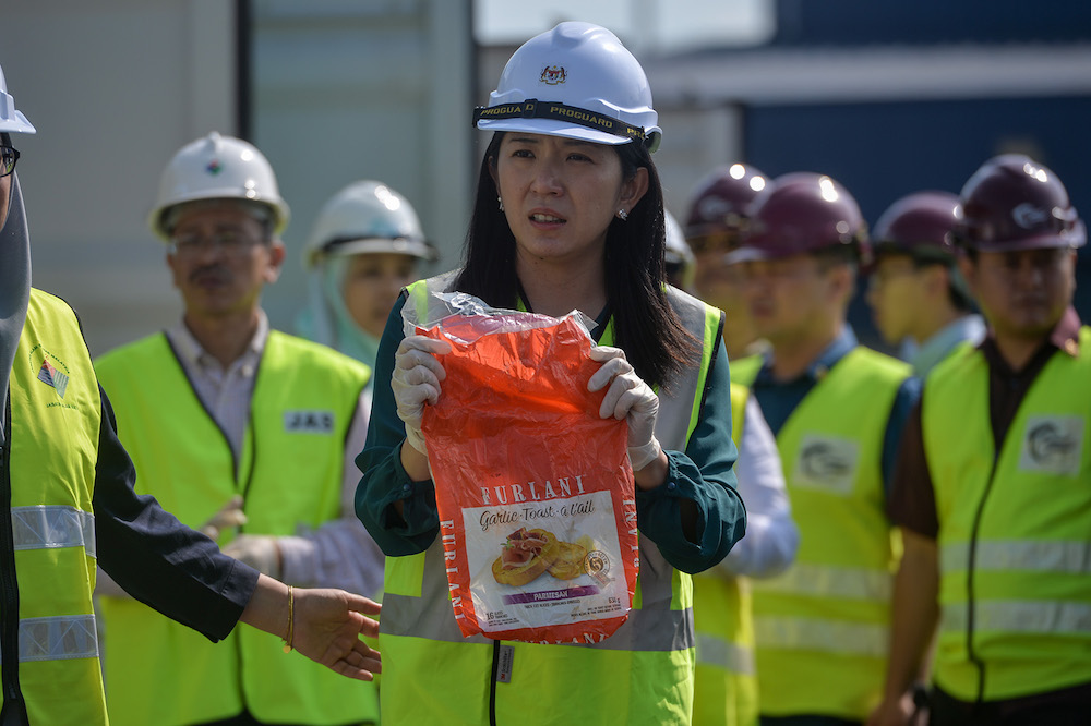 Energy, Science, Technology, Environment and Climate Change Minister Yeo Bee Yin holds plastic waste from a container in Port Klang May 28, 2019. u00e2u20acu201d Picture by Mukhriz Hazim