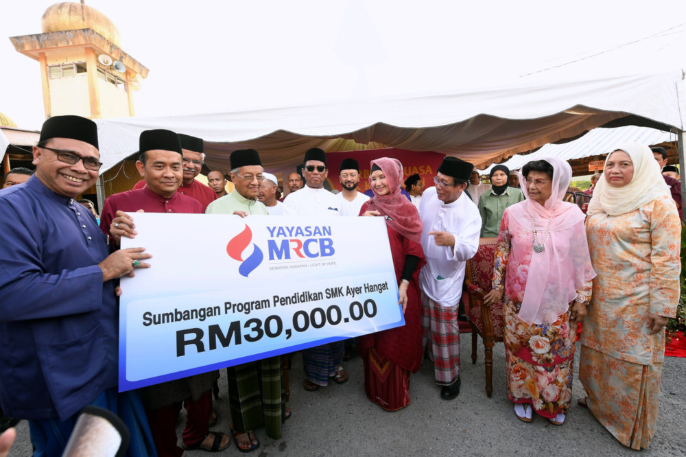 Prime Minister Tun Dr Mahathir Mohamad gives out an educational contribution to Sekolah Menengah Kebangsaaan (SMK) Ayer Hangat in Langkawi May 24, 2019. Also present was his wife Tun Dr Siti Hasmah Mohd Ali. u00e2u20acu201d Bernama pic 