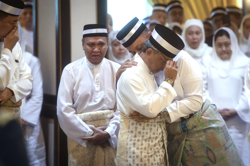 Sultan Abdullah Ahmad Shah is comforted as he pays his last respects to his father Sultan Ahmad Shah at Istana Abu Bakar in Pekan May 23, 2019. u00e2u20acu201d Bernama pic
